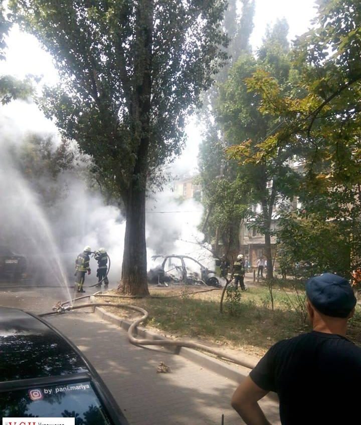 В Одессе загорелись две припаркованные машины (фото) «фото»