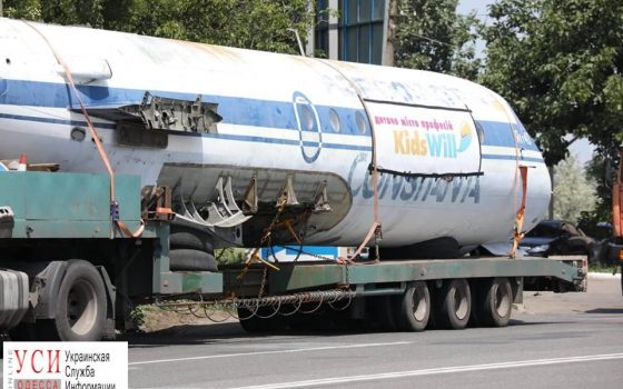 По поселку Котовского протащили старый советский самолет (фото) «фото»