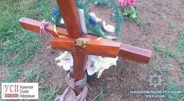 Пьяный подросток под Измаилом сломал 54 креста на кладбище (фото) «фото»