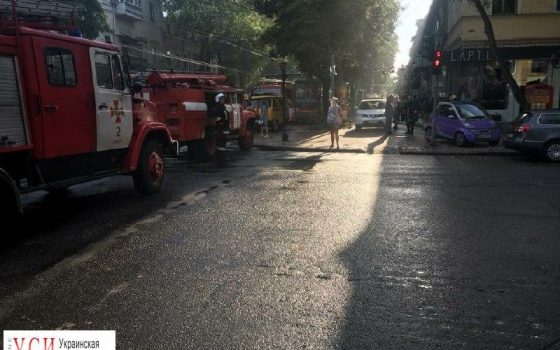 В центре Одессы заблокировано движение из-за пожара и упавшего дерева (фото) «фото»