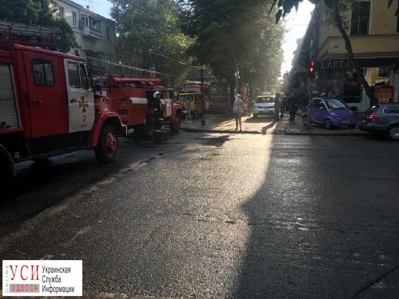 В центре Одессы заблокировано движение из-за пожара и упавшего дерева (фото) «фото»