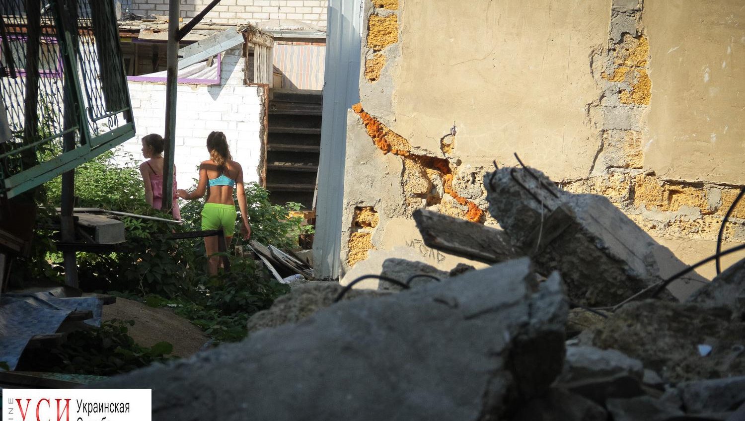 Черноморские оползни: возле разрушенных куреней сдают в аренду домики приезжим с детьми (фоторепортаж) «фото»