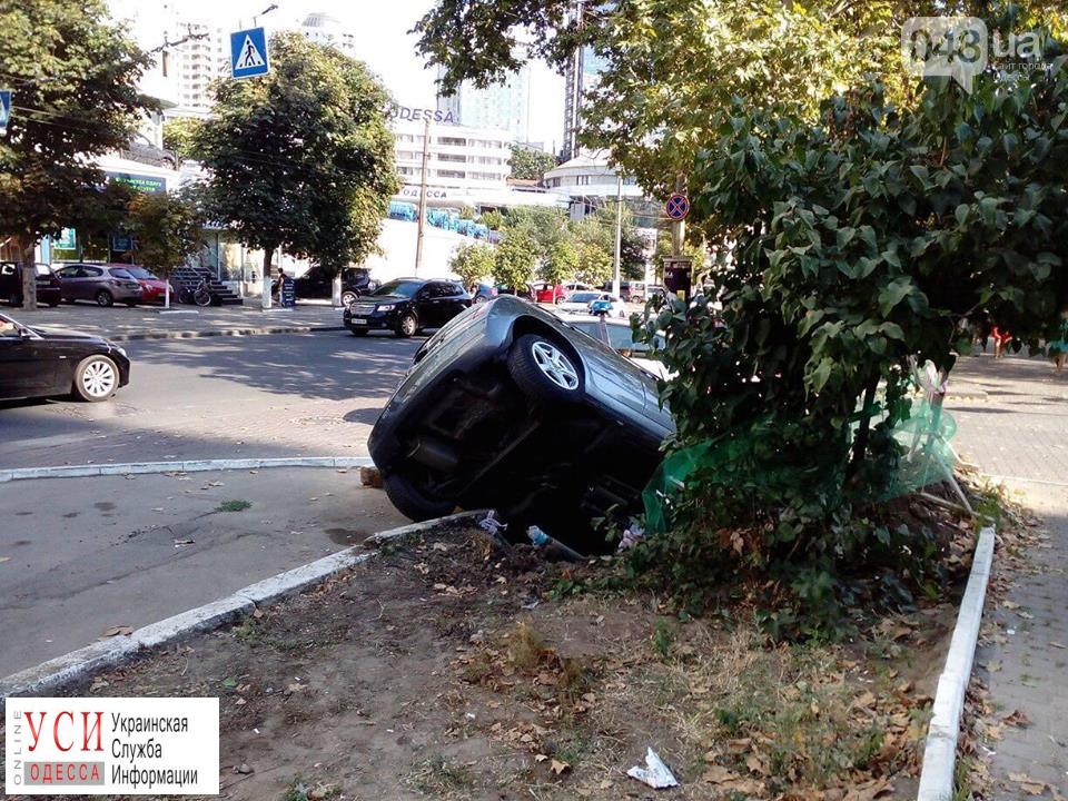 В Аркадии автомобиль провалился в яму коммунальщиков (фото) «фото»