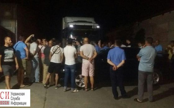 Киевские налоговики приехали “штормить” склады “7-го километра”: предприниматели перекрыли трассу (фото) «фото»