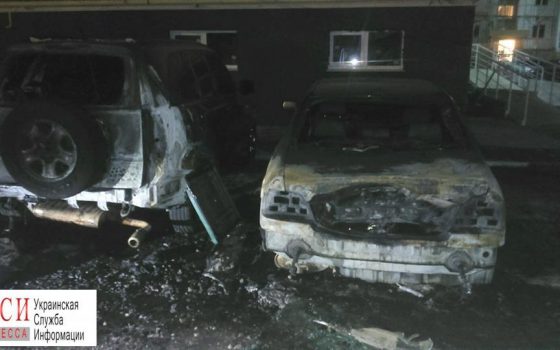 В Молодежном полностью сгорели две машины (фото, видео) «фото»