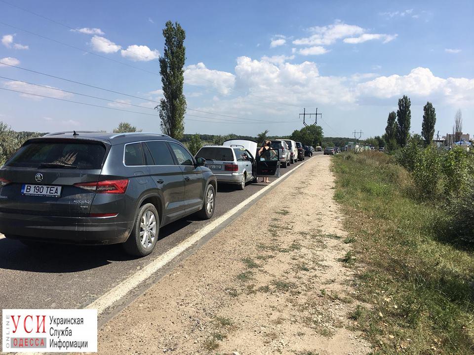 Ажиотаж не спадает: на украино-молдавской границе сохраняется километровая пробка в обе стороны (фото) «фото»