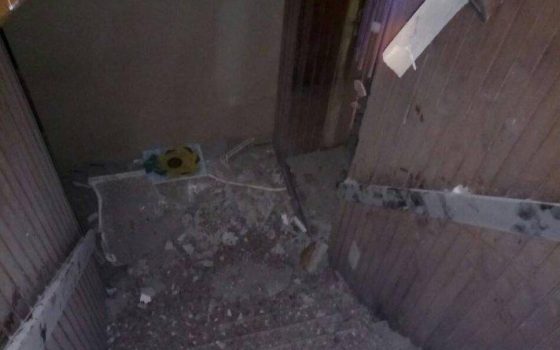 Потолок обрушился и заблокировал выход из частного дома: людей эвакуировали через окно «фото»