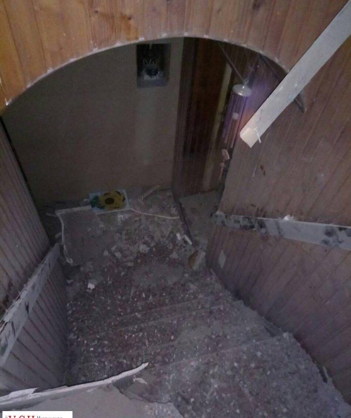 Потолок обрушился и заблокировал выход из частного дома: людей эвакуировали через окно «фото»