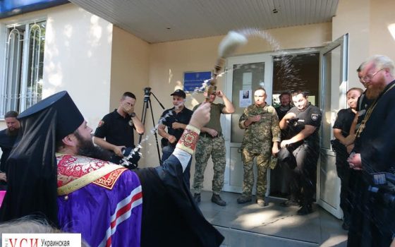 Верующих одесситов не пустили в храм Военной академии на Медовый Спас (фото) usionline.com Верующих одесситов не пустили в храм Военной академии на Медовый Спас (фото) «фото»