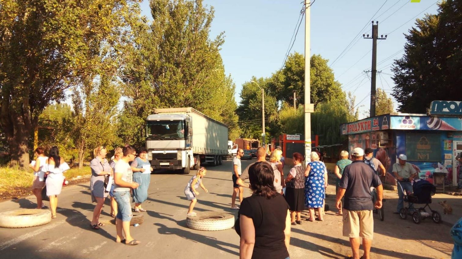 Одесситы перекрыли дорогу на Пересыпи из-за сжигания мусора (фото) «фото»