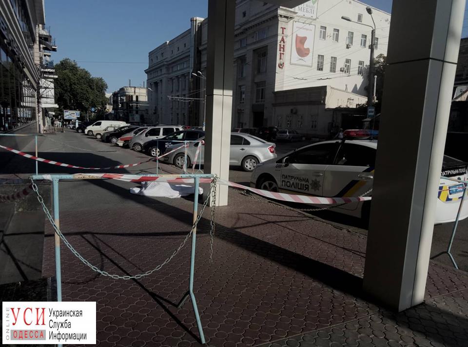 В центре Одессы из окна гостиницы выпал человек (фото) «фото»