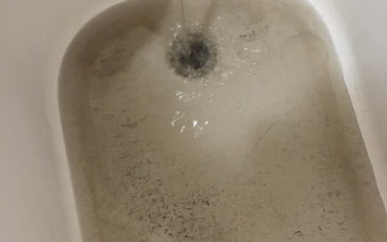 У измаильчан из кранов течет грязная вода (фото) usionline.com У измаильчан из кранов течет грязная вода (фото) «фото»