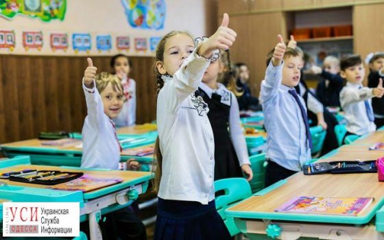 Одноместные и ортопедические: в Одессу приехали первые 300 парт для новой украинской школы (фото) «фото»