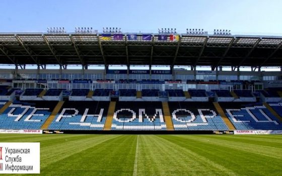 На стадионе “Черноморец” красили выгоревшую траву перед матчем Лиги Европы (видео) «фото»