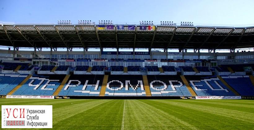 На стадионе “Черноморец” красили выгоревшую траву перед матчем Лиги Европы (видео) «фото»