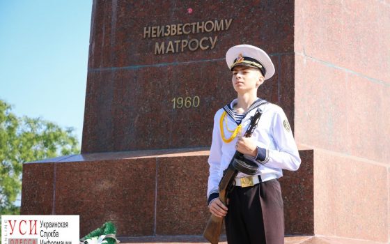 Одесситы возложили цветы в память о начале героической обороны города (фото) «фото»