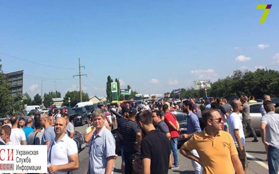 В районе рынка “7 км” из-за протеста предпринимателей образовалась автомобильная пробка (фото, видео) «фото»