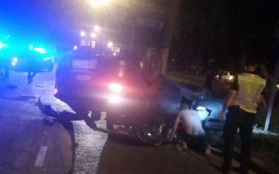 Пьяный автомобилист устроил погоню от полиции на поселке Котовского, врезался в фуру и перевернулся «фото»