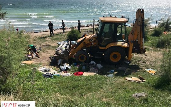 Кучи мусора, спиртное и наркотики: на городском пляже в Черноморске снесли палаточный городок (фото) «фото»