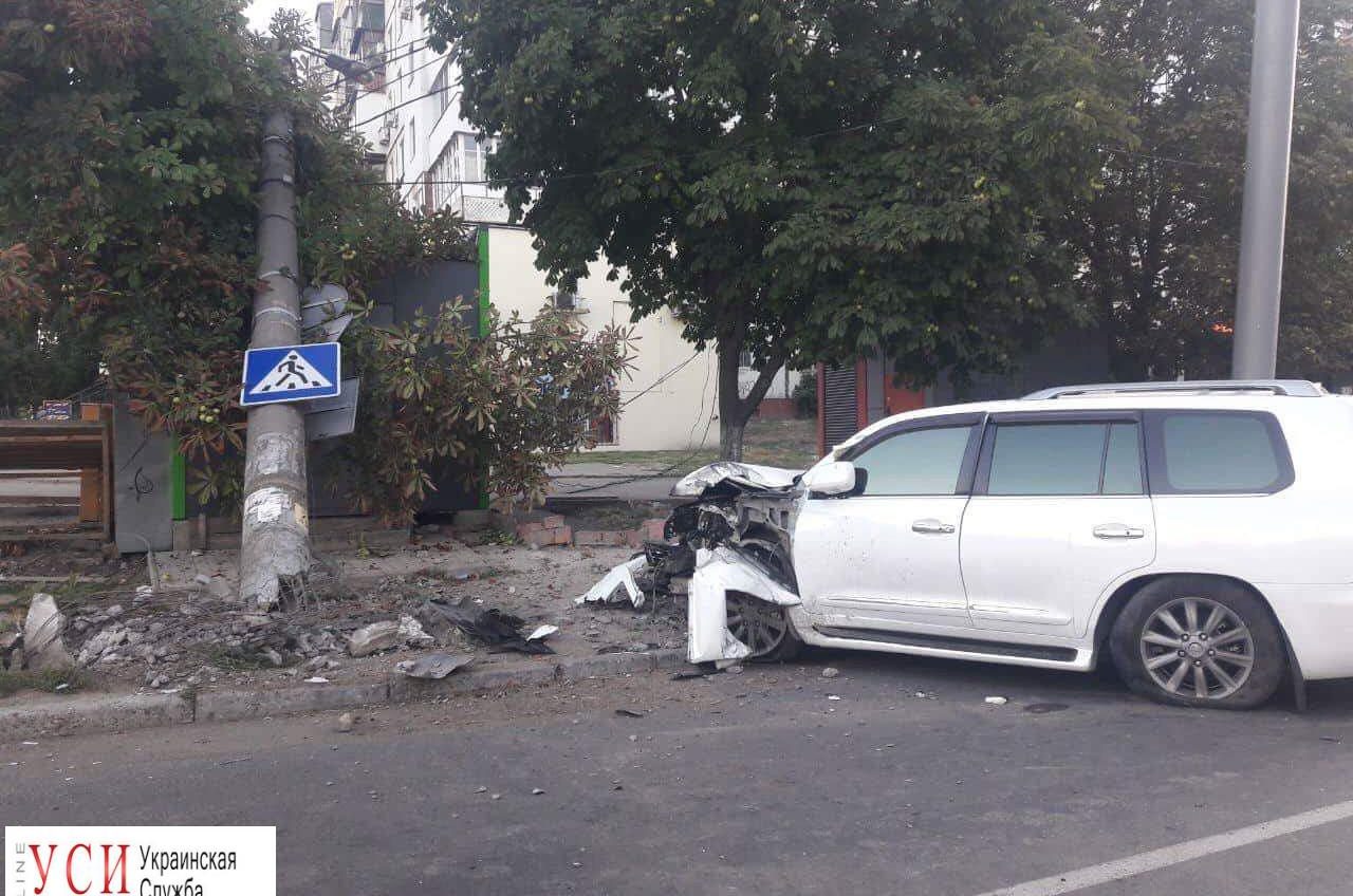 В Одессе пьяный водитель врезался в столб и снес МАФ (фото) usionline.com В Одессе пьяный водитель врезался в столб и снес МАФ (фото) «фото»
