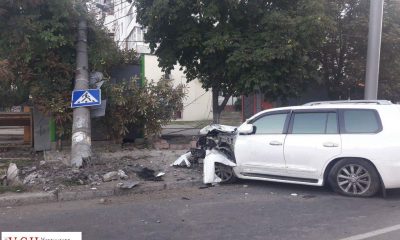 В Одессе пьяный водитель врезался в столб и снес МАФ (фото) «фото»