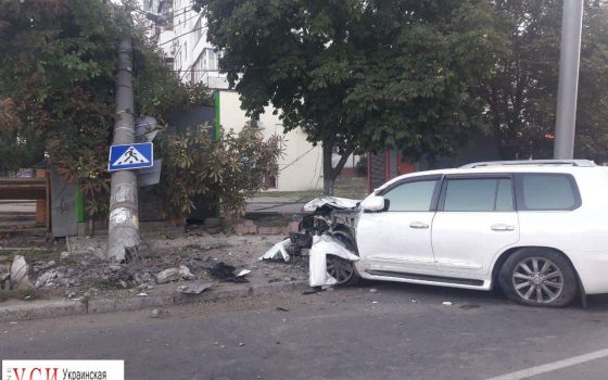 В Одессе пьяный водитель врезался в столб и снес МАФ (фото) «фото»