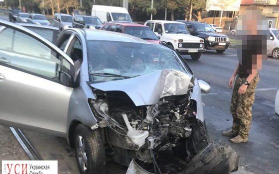 На площади Толбухина машина врезалась в столб: один человек погиб, движение трамваев заблокировано «фото»