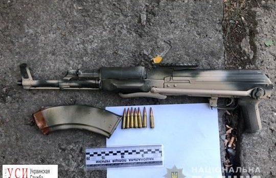 В районе одесского аэропорта нашли спрятанный во дворе автомат (фото) «фото»