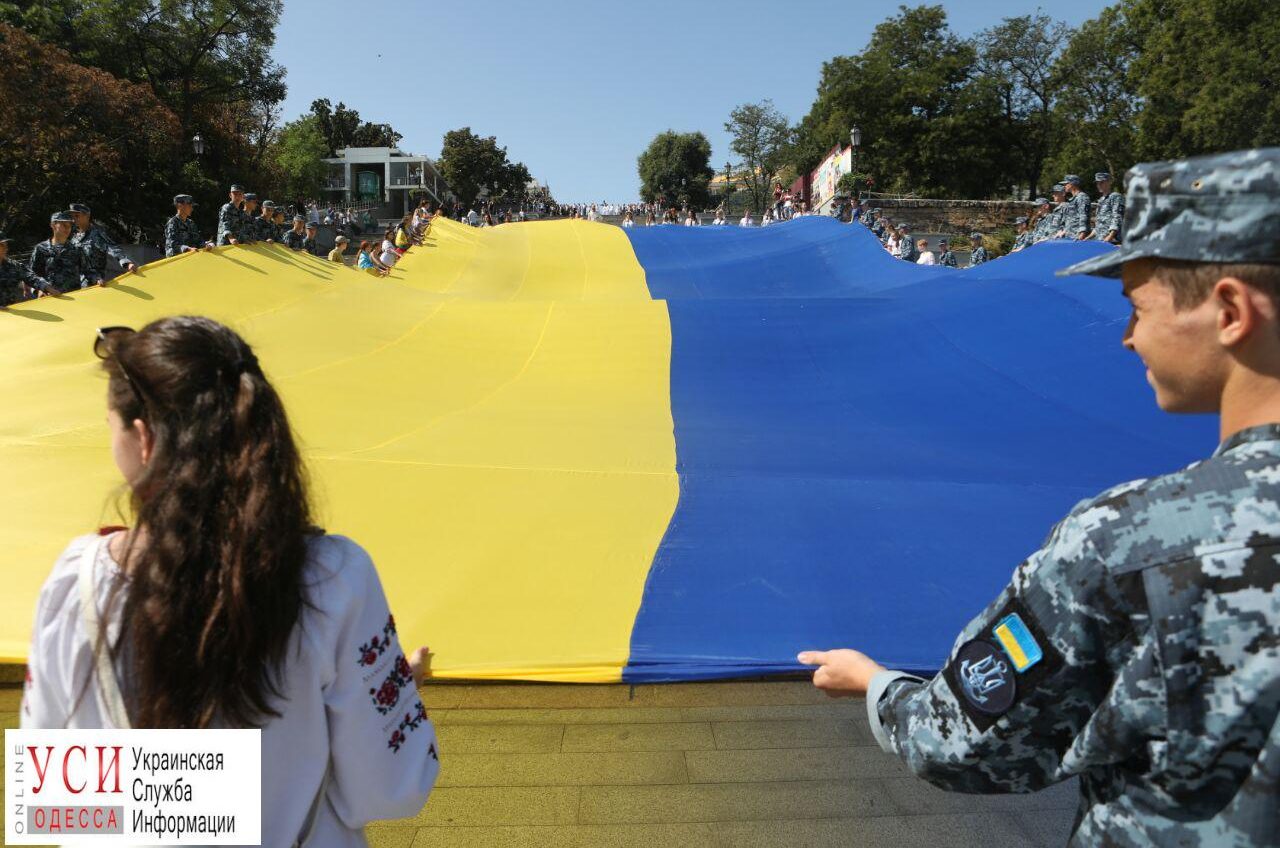 Над Потемкинской лестницей подняли огромный флаг Украины (фоторепортаж) «фото»