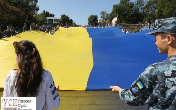 Над Потемкинской лестницей подняли огромный флаг Украины (фоторепортаж) «фото»
