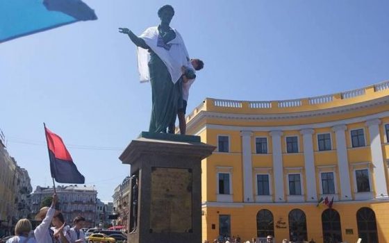 Дюка наряжают в вышиванку «фото»