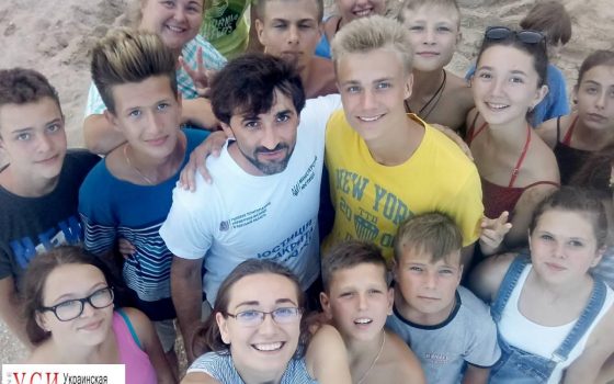 Более тысячи детей сделали надписи на побережье (фото) «фото»