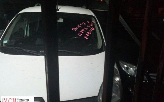 “Паркуйся ровно”: одесситка оставила послание автохамам помадой (фотофакт) «фото»