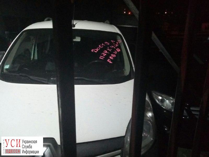 “Паркуйся ровно”: одесситка оставила послание автохамам помадой (фотофакт) «фото»