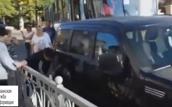 “Режь шины”: под ликование пассажиров одессит “отомстил” элитному внедорожнику, который блокировал движение трамвая у Музкомедии (видео) usionline.com “Режь шины”: под ликование пассажиров одессит “отомстил” элитному внедорожнику, который блокировал движение трамвая у Музкомедии (видео) «фото»