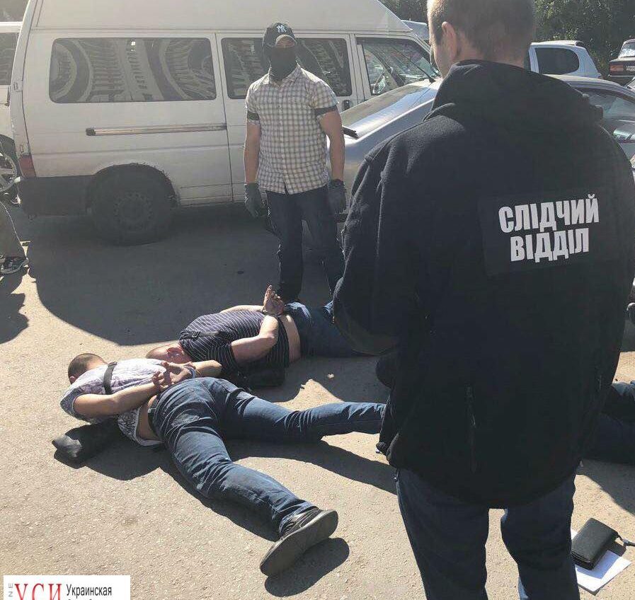 В Одессе борцы с наркопреступностью попались “на горячем”: полицейские подбрасывали наркотики невиновным «фото»