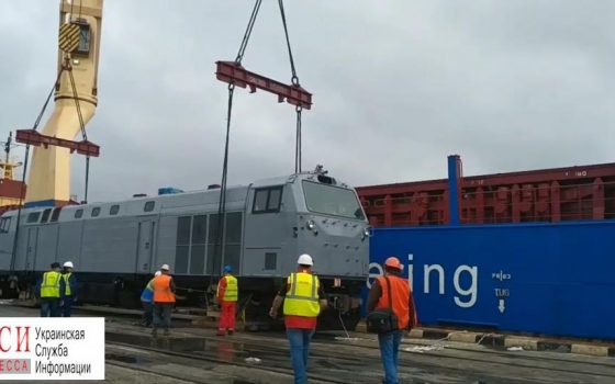 В Черноморском порту выгрузили “Тризуб” — первый локомотив поставленный “General Electric” (фото) «фото»