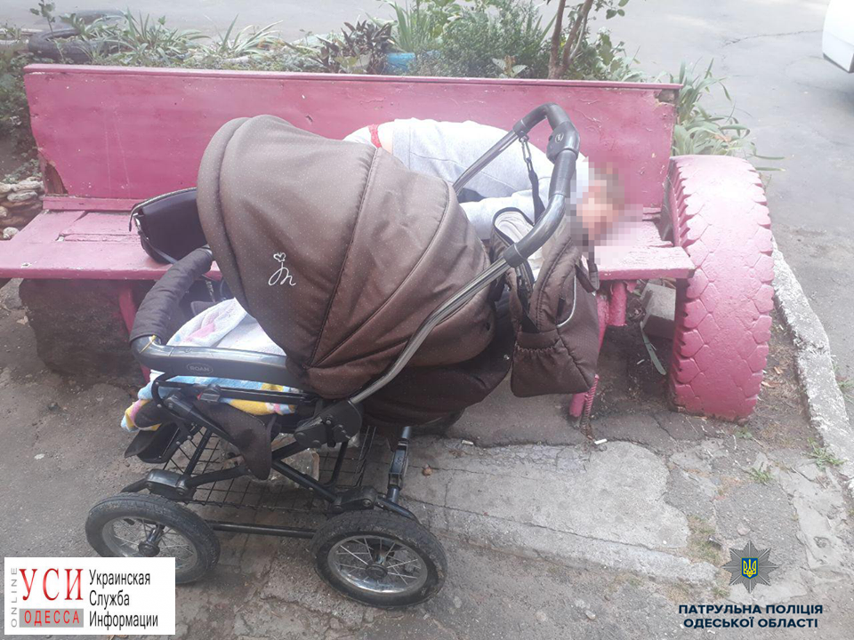Во дворе на Днепродороге женщина “отключилась” после дозы наркотиков рядом с коляской с сыном (фото) «фото»