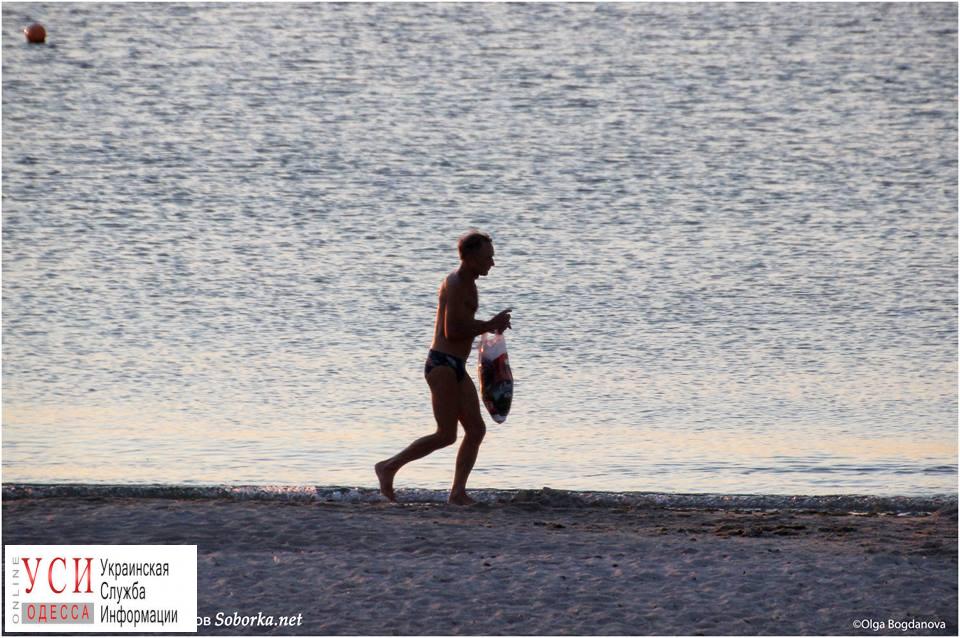 Эко-спортсмен: одессит каждое утро убирает мусор на пляже во время пробежки (фото) «фото»