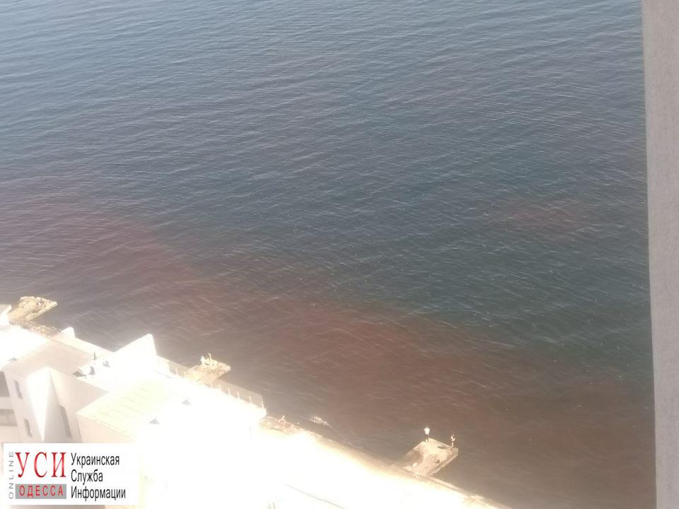 Одесситы жалуются на “ржавые” выбросы у побережья (фото) «фото»