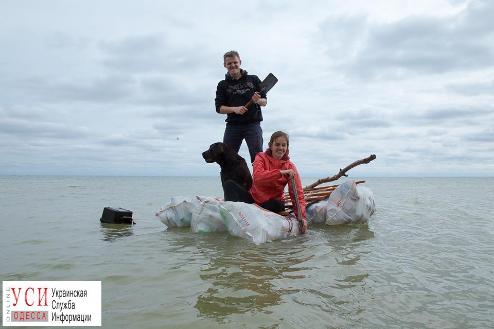 Эко-активисты устроили заплыв на плоту, построенном из собранных на пляже в Санжейке пластиковых бутылок (фото) «фото»
