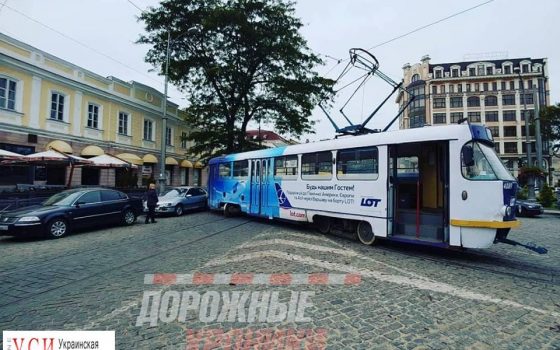 На Тираспольской площади трамвай перескочил на параллельные рельсы и поехал боком (фото) usionline.com На Тираспольской площади трамвай перескочил на параллельные рельсы и поехал боком (фото) «фото»