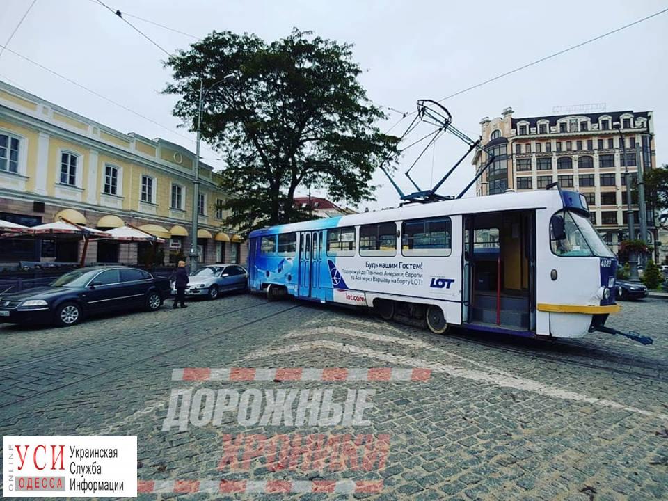 На Тираспольской площади трамвай перескочил на параллельные рельсы и поехал боком (фото) «фото»