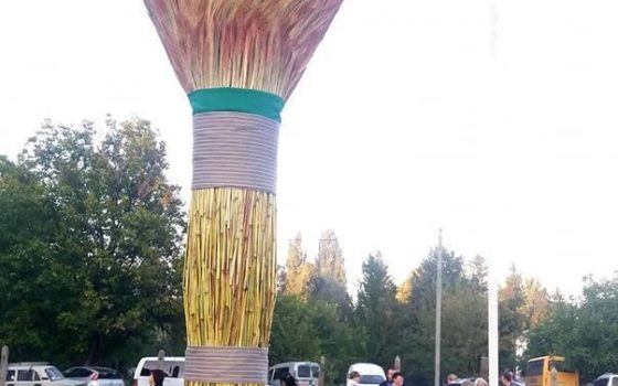 На севере Одесской области сплели самый большой веник в мире – высотой в 3 человека «фото»