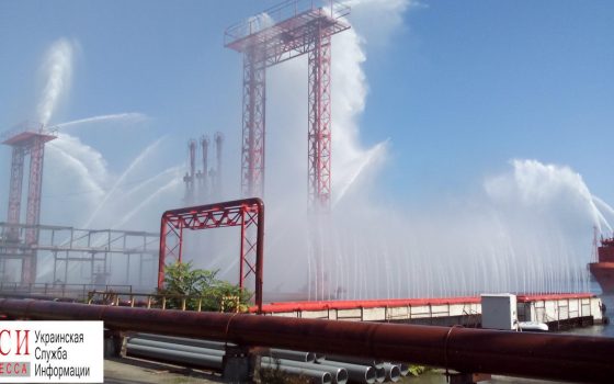 На Одесском припортовом заводе учились реагировать на ЧП с выбросом опасных веществ (фото) «фото»