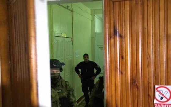 Спецназ КОРД силой вытолкал грузин из Еврейской больницы, после драки с полицией 10 человек задержали (фото, видео) usionline.com Спецназ КОРД силой вытолкал грузин из Еврейской больницы, после драки с полицией 10 человек задержали (фото, видео) «фото»