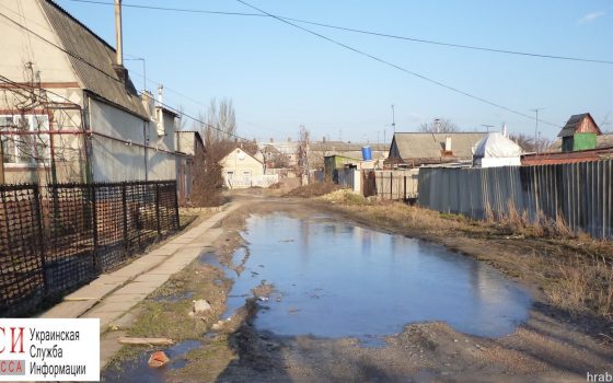 Жители Большевика жалуются на большегрузы: они разрушают мост и дороги, а тротуаров для ходьбы вовсе нет «фото»