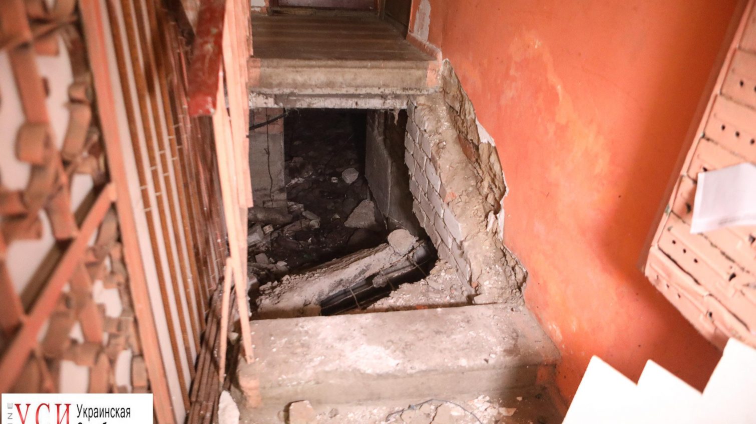 На Варненской в парадной пятиэтажки обвалилась часть лестницы (фото) «фото»