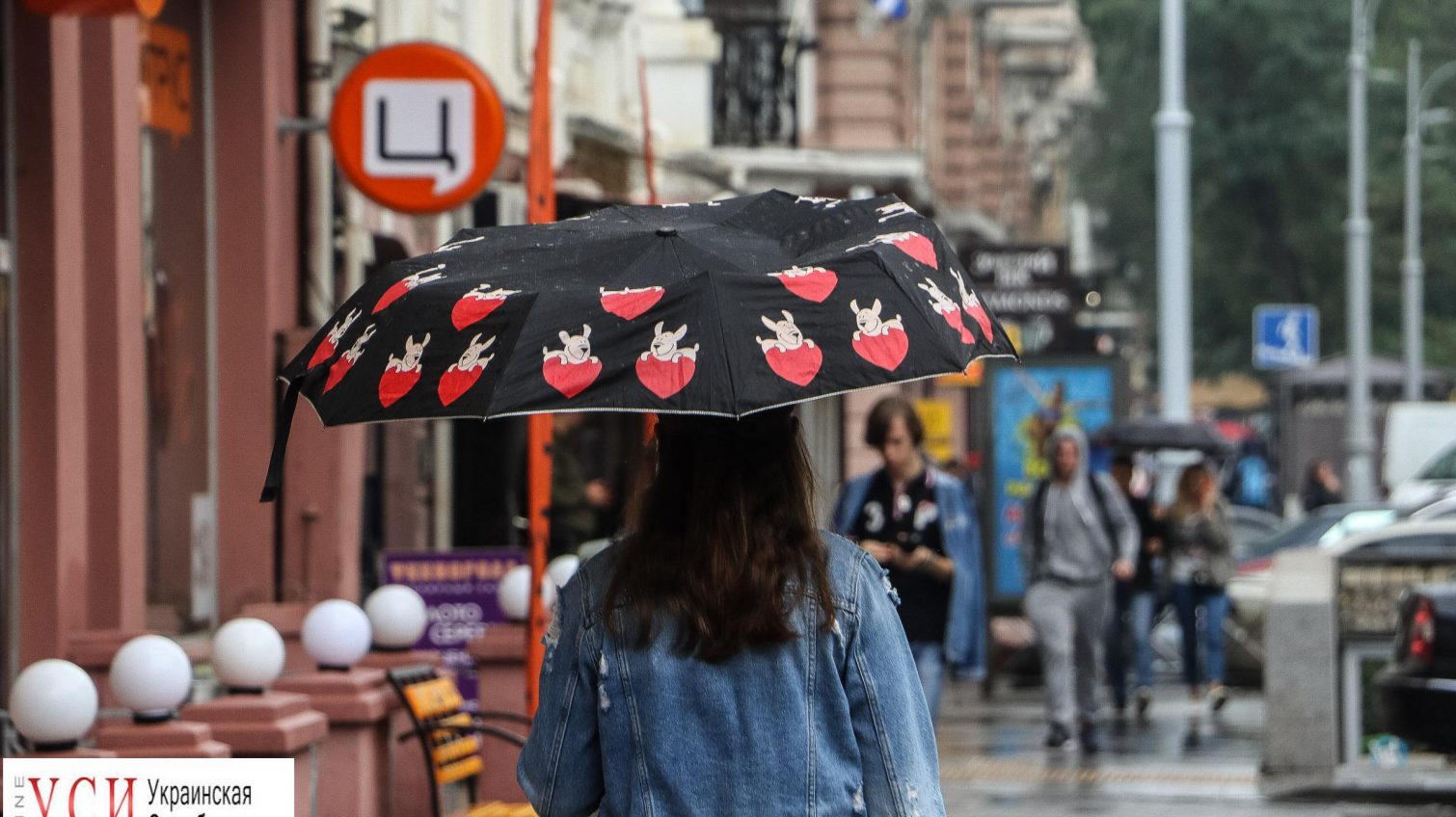 Зонтики, дождевики, коробка от пиццы: одесситы прячутся от дождя (фоторепортаж) «фото»