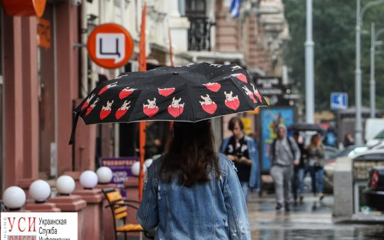 Зонтики, дождевики, коробка от пиццы: одесситы прячутся от дождя (фоторепортаж) «фото»